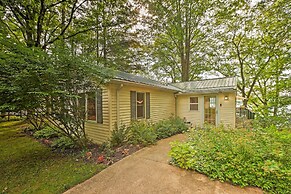 2 Mi to Winery: Le Roy Escape w/ Fire Pit & Views