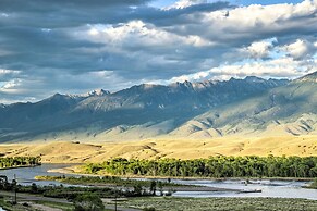 Montana's Emigrant Peaks Getaway: Apt w/ Amenities
