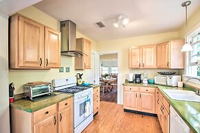 Colorful Pensacola Oasis: 1 Block to Bayview Park!