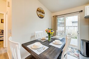 Walk to Seaside Beach: Vacation Rental Cottage!