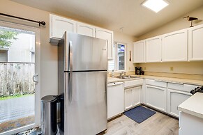 Walk to Seaside Beach: Vacation Rental Cottage!