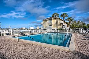 Cozy Destin Condo w/ Amenities + Private Beach!