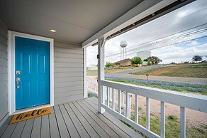 Pet-friendly Texas Retreat w/ Deck & Gas Grill!