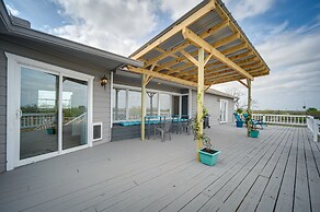 Pet-friendly Texas Retreat w/ Deck & Gas Grill!