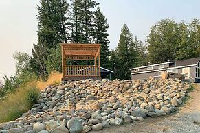 Pet-friendly Eureka Getaway w/ Mountain Views