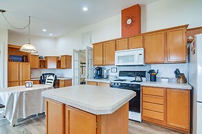 13 Mi to Lake Powell: Mtn-view Home w/ Deck & BBQ