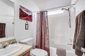 13 Mi to Lake Powell: Mtn-view Home w/ Deck & BBQ