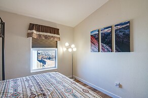 13 Mi to Lake Powell: Mtn-view Home w/ Deck & BBQ