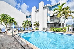 Coastal Madeira Beach Condo - Walk to Gulf!