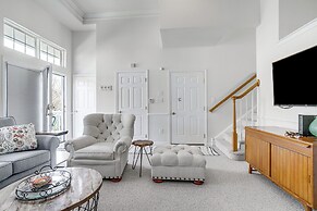 Shared Pool & Bay Access: Ocean View Retreat