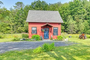 6 Mi to Stowe Mountain: Home w/ Yard!
