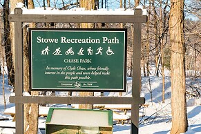 6 Mi to Stowe Mountain: Home w/ Yard!