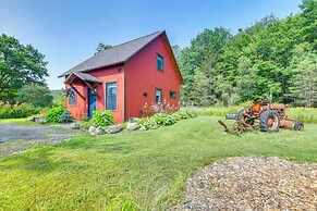 6 Mi to Stowe Mountain: Home w/ Yard!