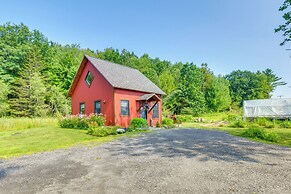 6 Mi to Stowe Mountain: Home w/ Yard!