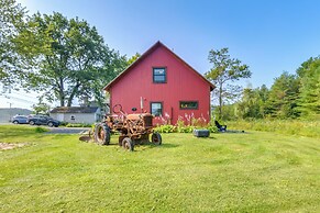 6 Mi to Stowe Mountain: Home w/ Yard!