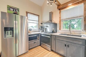 6 Mi to Stowe Mountain: Home w/ Yard!