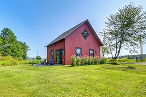 6 Mi to Stowe Mountain: Home w/ Yard!