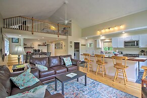 White Mountains Home w/ Hot Tub - Walk to Town!