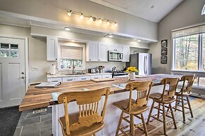 White Mountains Home w/ Hot Tub - Walk to Town!