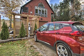 White Mountains Home w/ Hot Tub - Walk to Town!