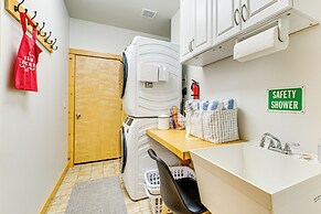 Cle Elum Lake Home w/ Hot Tub & Mountain Views