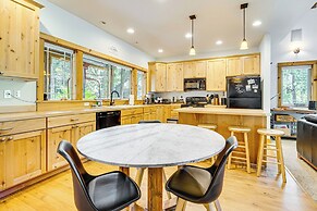 Cle Elum Lake Home w/ Hot Tub & Mountain Views