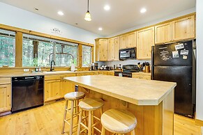 Cle Elum Lake Home w/ Hot Tub & Mountain Views