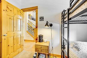 Cle Elum Lake Home w/ Hot Tub & Mountain Views