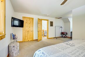 Cle Elum Lake Home w/ Hot Tub & Mountain Views