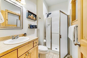 Cle Elum Lake Home w/ Hot Tub & Mountain Views