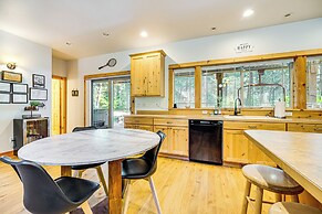 Cle Elum Lake Home w/ Hot Tub & Mountain Views