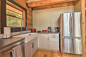 Deck + Game Room: Lakefront Landrum Cabin!