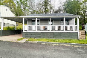 Cozy Fries Escape w/ Mountain & River Views!