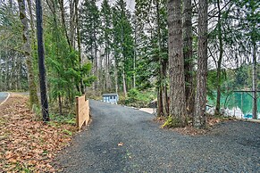 Dreamy Bayfront Cabin w/ View, Dock & Kayaks