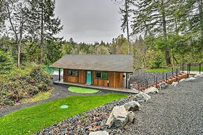 Dreamy Bayfront Cabin w/ View, Dock & Kayaks
