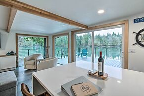 Dreamy Bayfront Cabin w/ View, Dock & Kayaks