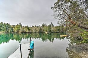 Dreamy Bayfront Cabin w/ View, Dock & Kayaks