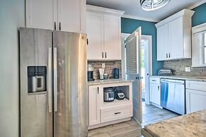 Bright St Petersburg Home w/ Pergola & Garden