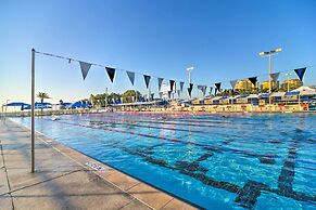 Bright St Petersburg Home w/ Pergola & Garden