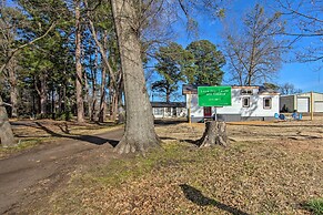 Shared Dock & Lake Access: Daingerfield Tiny Home