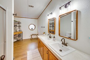 Lakefront Crockett Cabin w/ Boathouse & Kayaks!