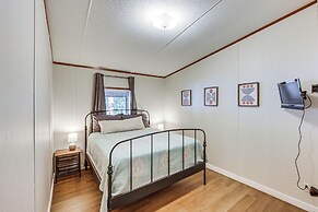 Lakefront Crockett Cabin w/ Boathouse & Kayaks!