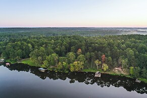 Lakefront Crockett Cabin w/ Boathouse & Kayaks!