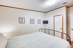 Lakefront Crockett Cabin w/ Boathouse & Kayaks!