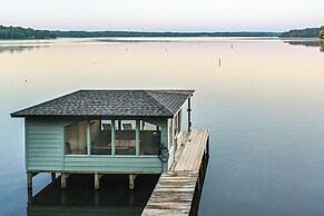 Lakefront Crockett Cabin w/ Boathouse & Kayaks!