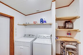 Lakefront Crockett Cabin w/ Boathouse & Kayaks!