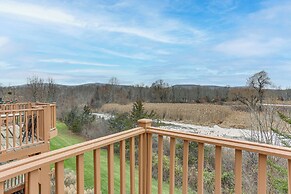 Spacious Condo w/ View < 1 Mi to Mtn Creek Resort!