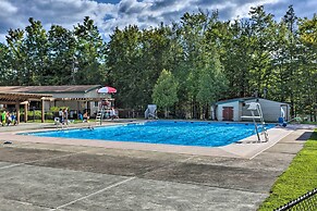 Large Deck + Resort Amenities: Lake Ariel Retreat