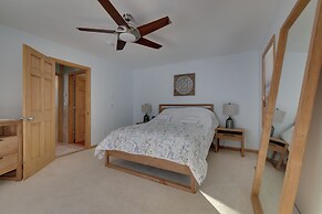 Large Deck + Resort Amenities: Lake Ariel Retreat