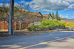 Large Deck + Resort Amenities: Lake Ariel Retreat